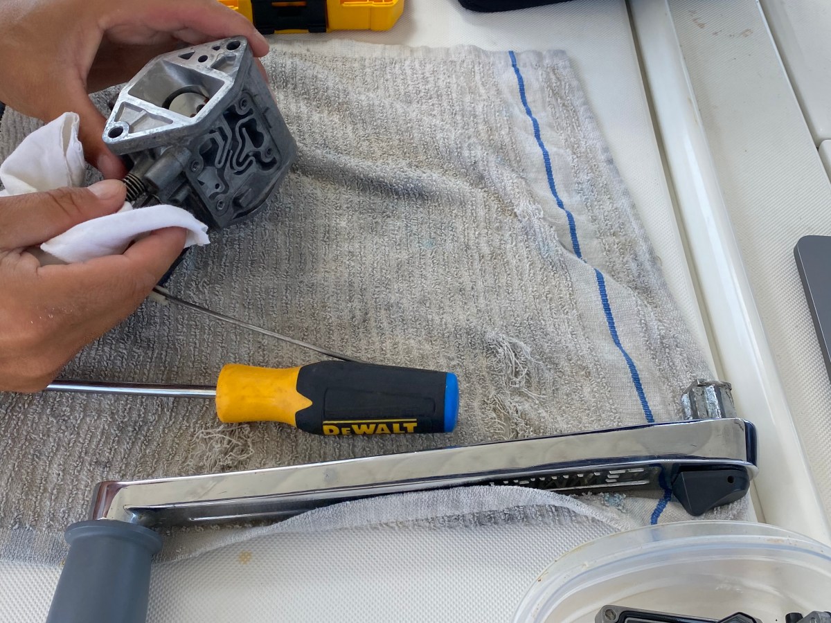 ¡Nuestro dinghy casi nos deja&nbsp;botados!